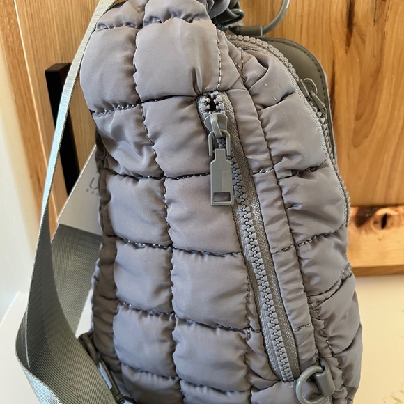 Urban Expressions Gray Quilted Puffer sling Bag - Picture 2 of 3